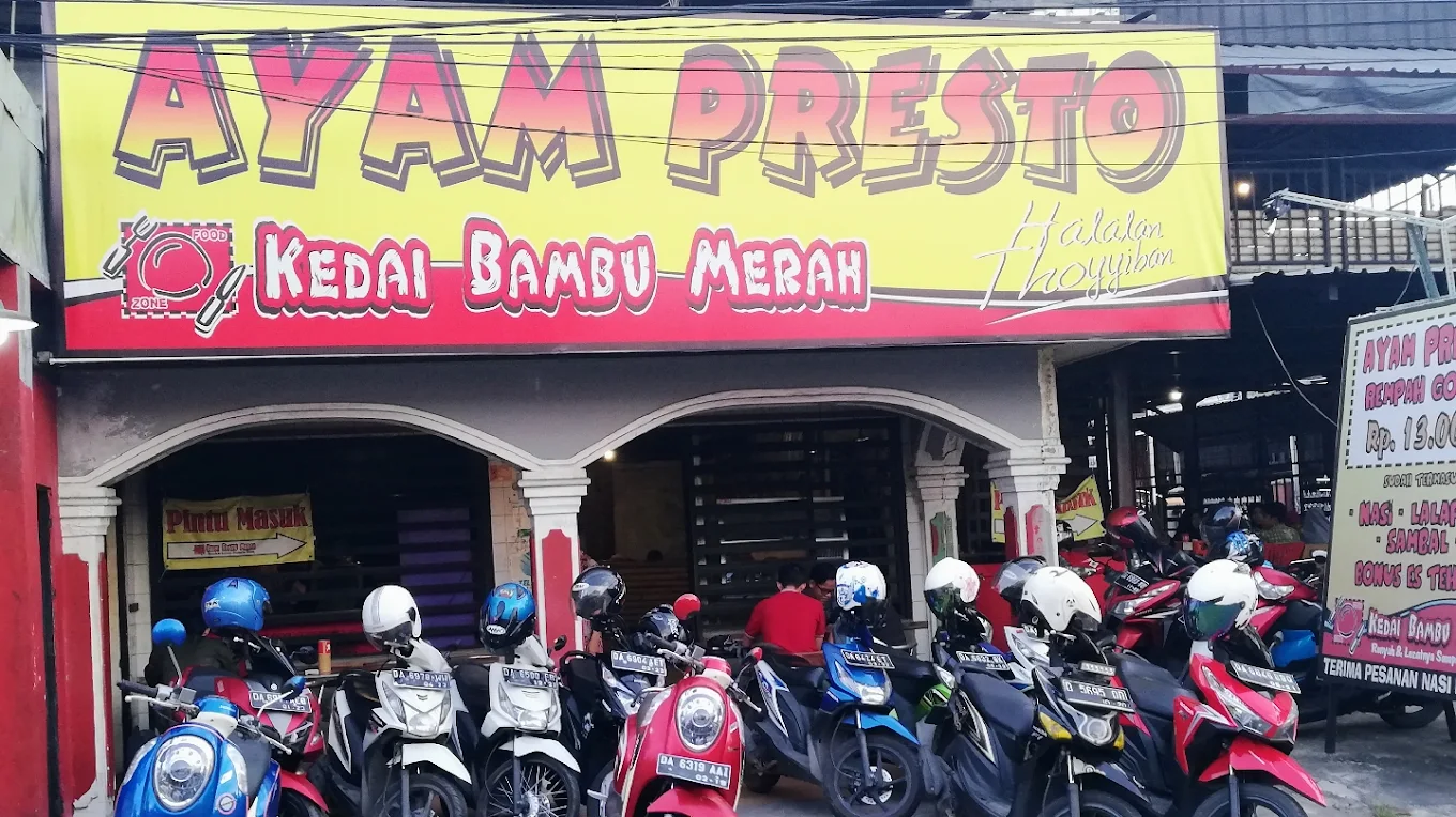 Tampak depan Kedai Bambu Merah dengan banner kuning besar Ayam Presto